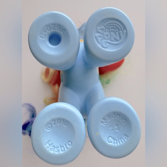 2010 G4 My Little Pony Friendship is Magic Rainbow Dash Classic Figure - Picture 7 of 8